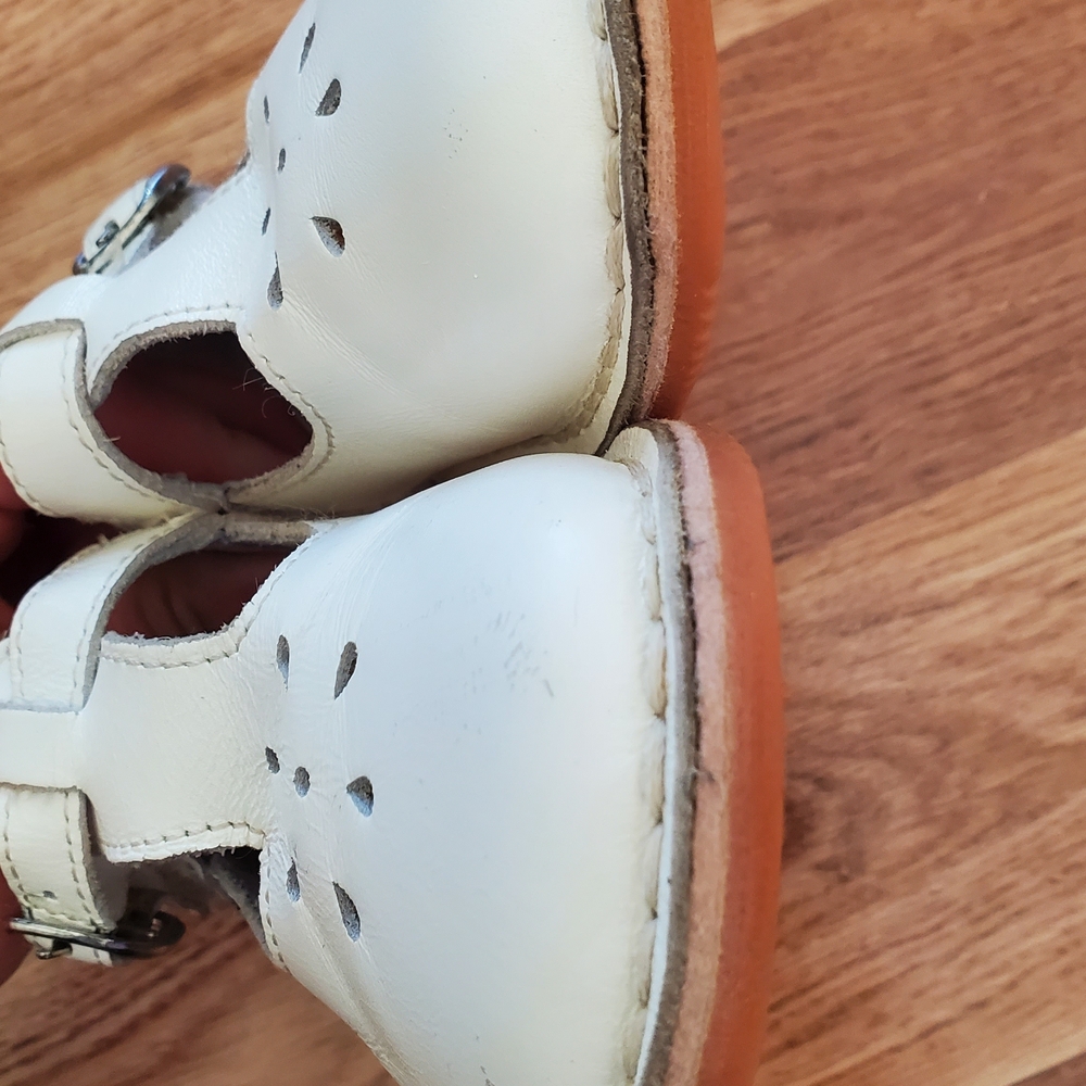 L'amour Size 9 White T-Strap Kids Dress Shoes with Floral Cutouts - Picture 11 of 12